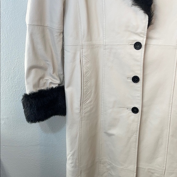 Elegant White Leather Jacket with Black Accents - Picture 4 of 16